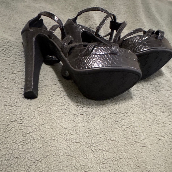 Gorgeous pair of black python platform sandals.. By the Kardashian sisters - Picture 6 of 6